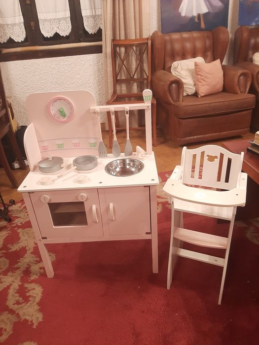 Cozinha e cadeira de bebé em óptimo estado, motivo de venda espaço