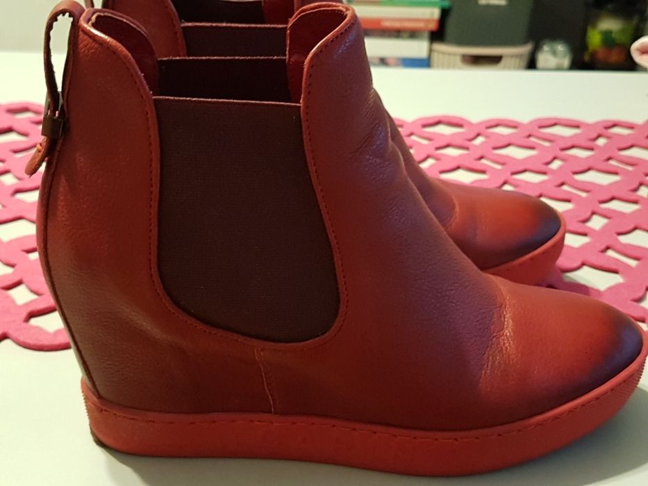 Sneakersy na koturnie jak nowe Carinii skórzane czerwone,  r. 39