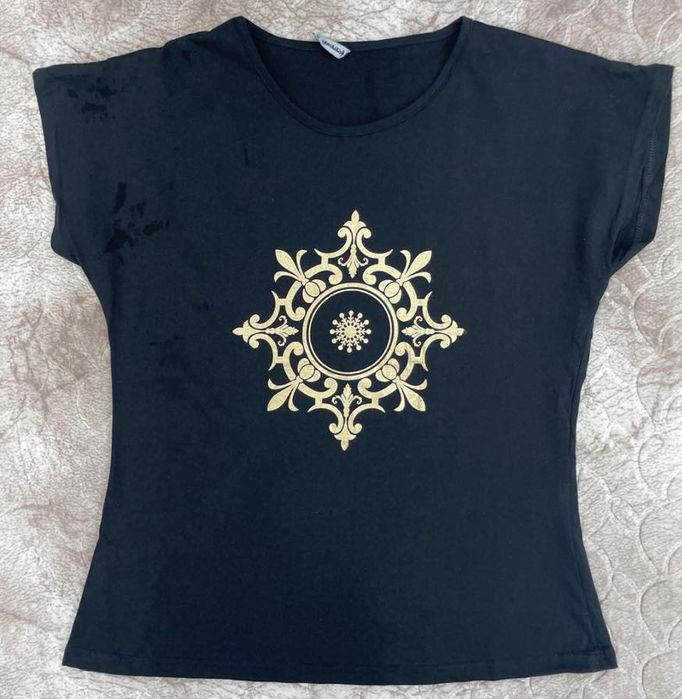 Elegancka damska koszulka ze złotą aplikacją 3xl