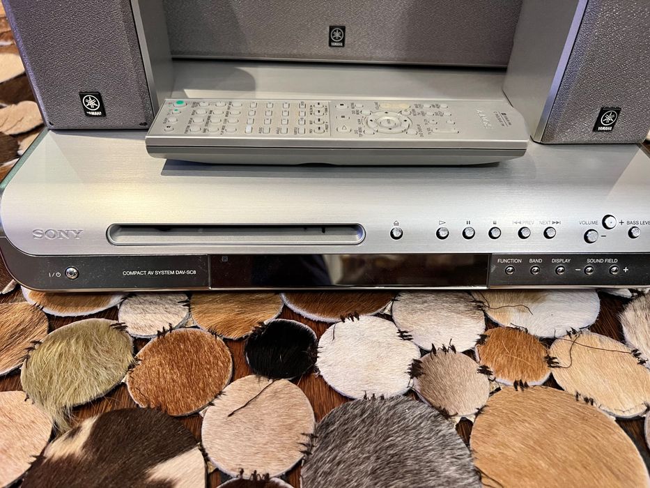 DVD Sony com amplificador de som 110W e colunas Yamaha, como novo