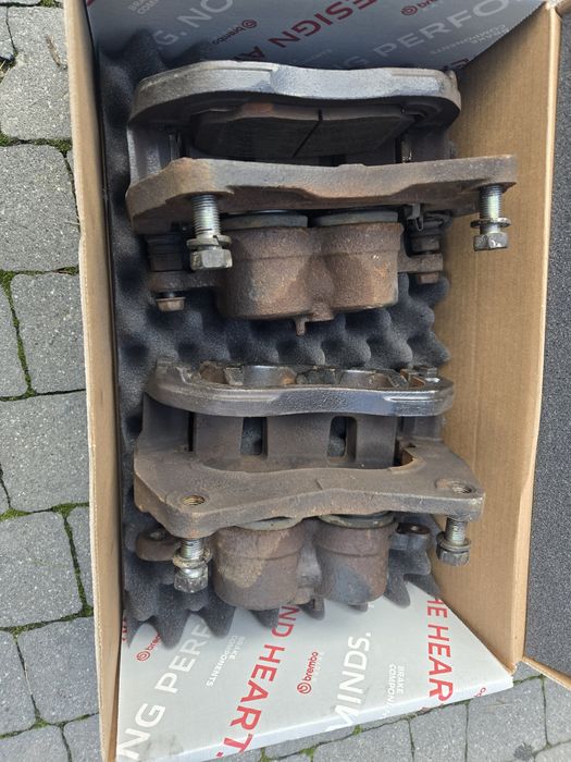 Zaciski hamulcowe przednie Subaru Legacy spec B