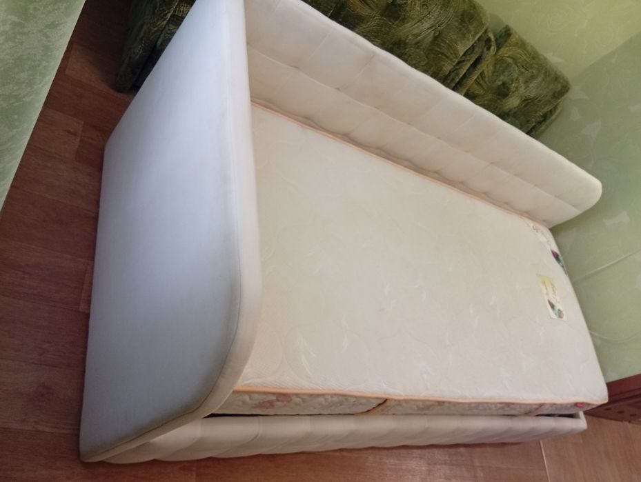 Продаж ліжка,столика письмового