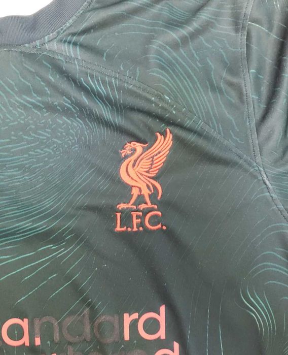 Футбольна форма Liverpool 2021/22