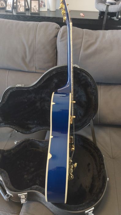 Vendo guitarra FAME com case incluso.