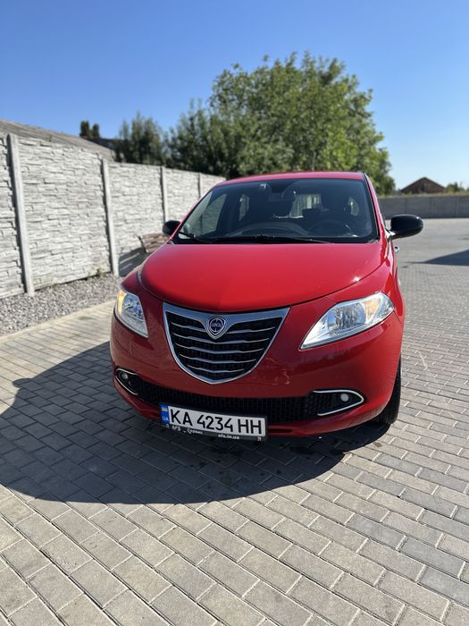 Автомобіль lancia ypsilon 2012