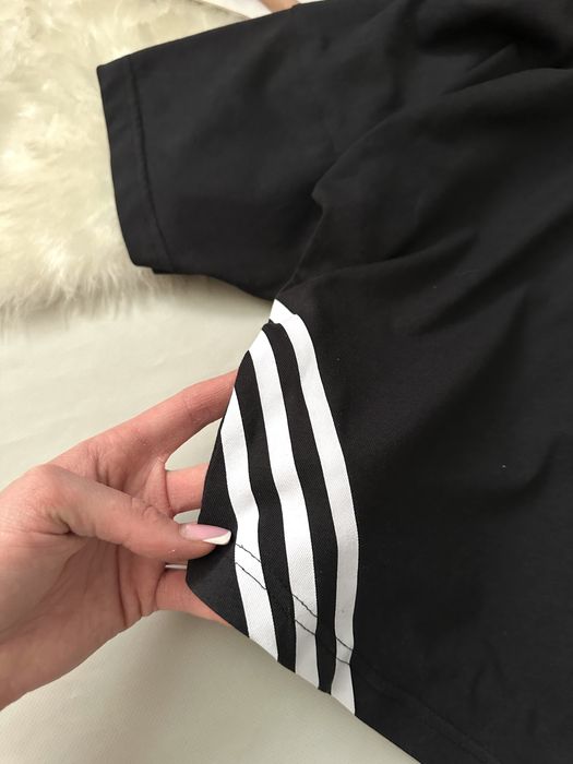 Жіноча футболка Adidas розмір S-M