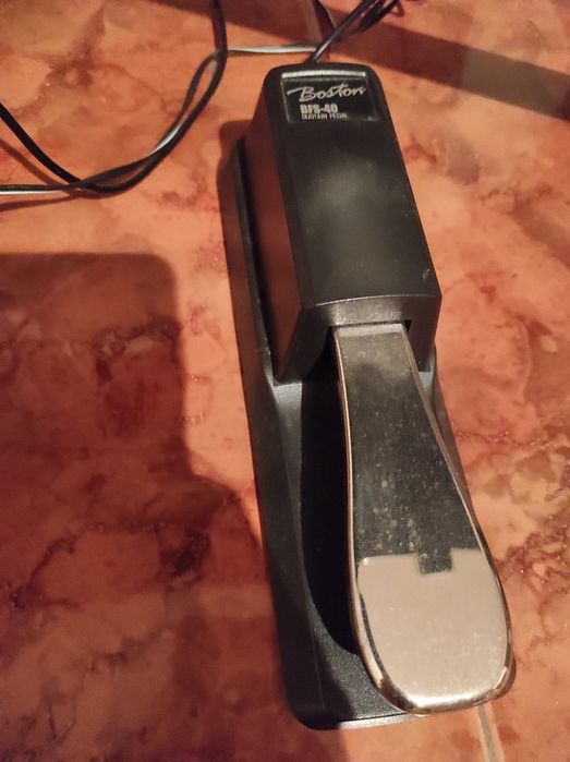 Piano/Teclado Yamaha c/ pedal e suporte