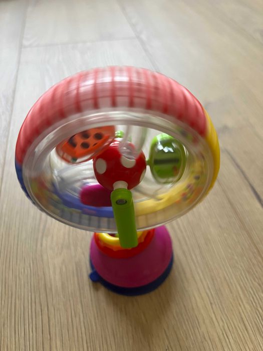 Zabawka sensoryczna Sassy na przyssawce dla dzieci młynek