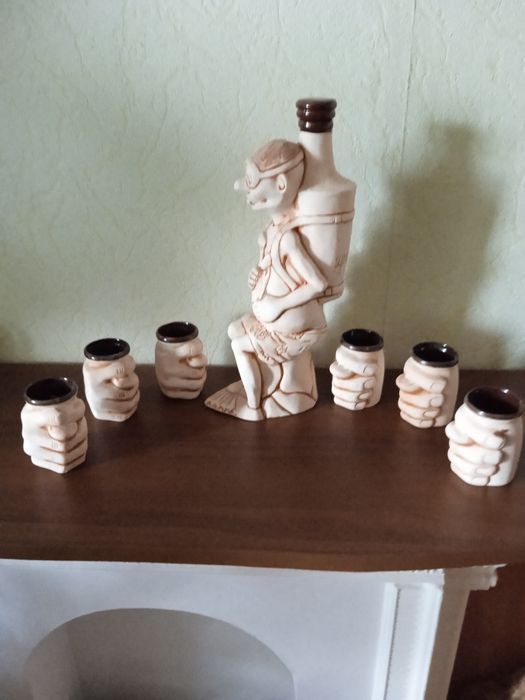 Штофт з рюмками з глини