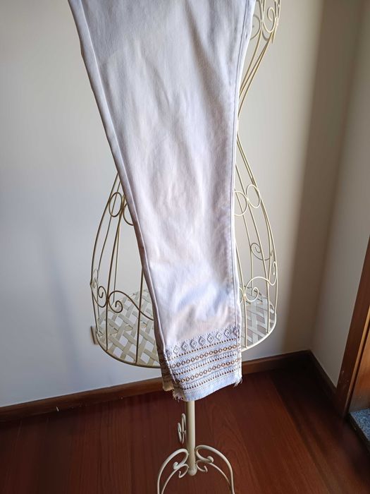 Calça branca com pormenores bordados 38