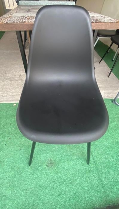 Cadeiras pretas plastico