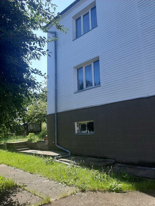 Продається капітальний будинок в 5 хвилинах від міста