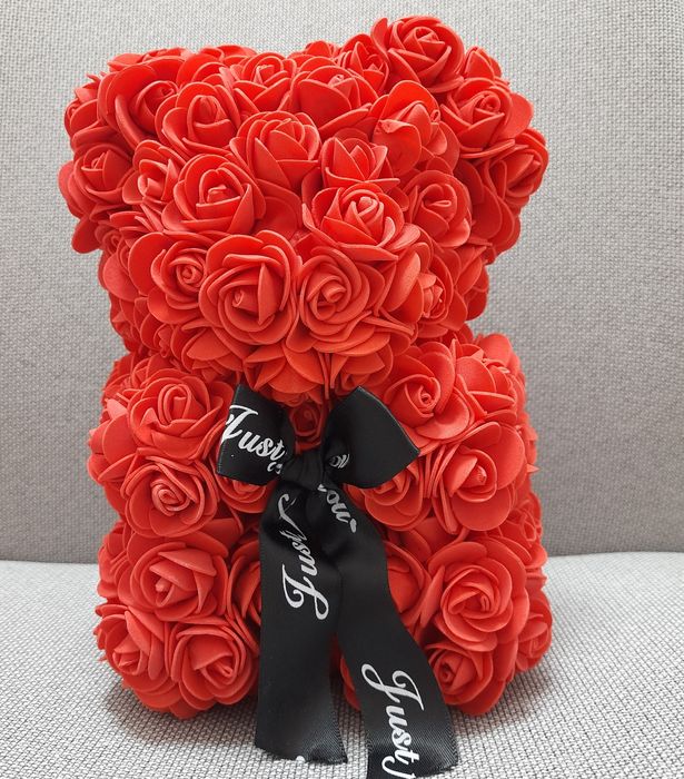 Miś z czerwonych róż