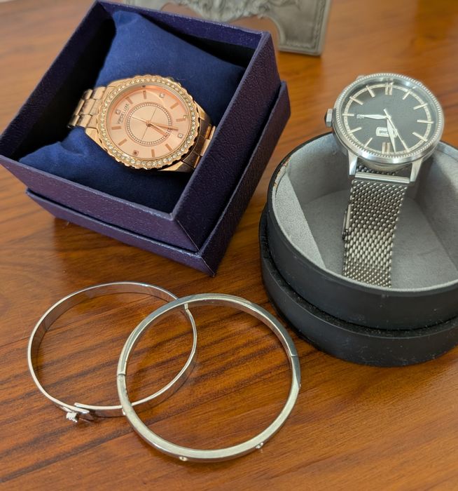 Dois relógios e duas pulseiras de aço