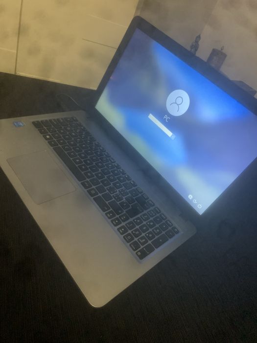 Portatil asus a funcionar bem , nao tem carregador