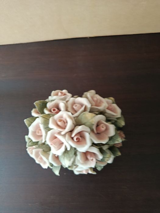 Arranjo de flores de porcelana estilo capodimonte