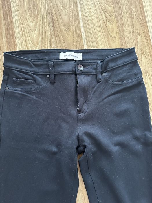 Czarne elastyczne spodnie rurki Calvin Klein S 36