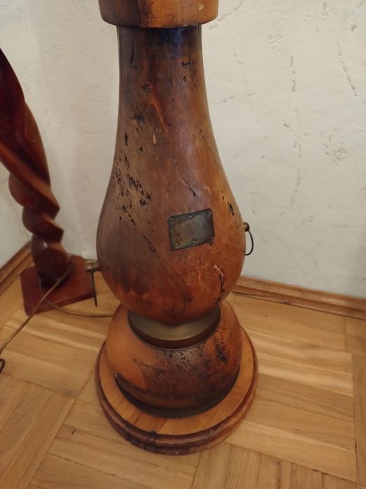 Lampa podłogowa drewniana vintage.