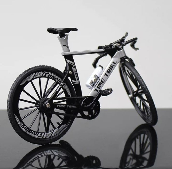 Bicicletas de contra relógio em miniatura, várias cores