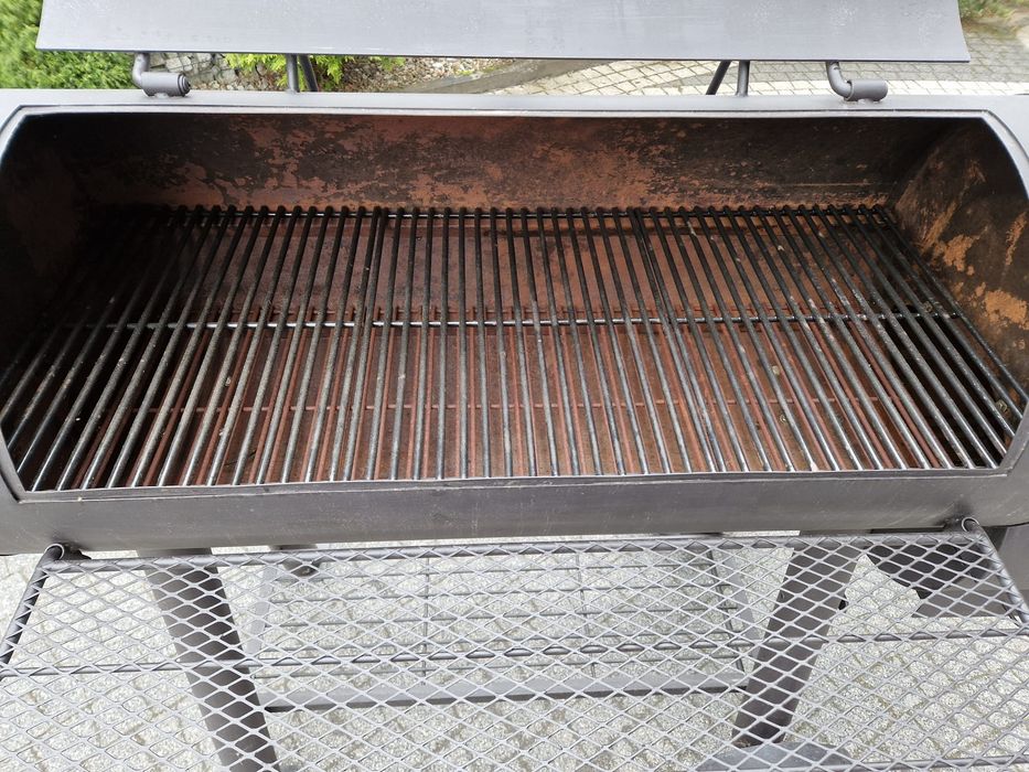 Grill węglowy z wędzarnią