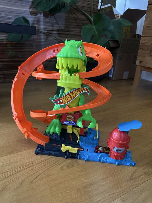 Траса Hot Wheels City Атака вогняного Ті-Рекса динозавр хот вілс