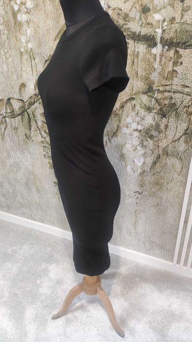 Czarna sukienka z krótkim rękawem