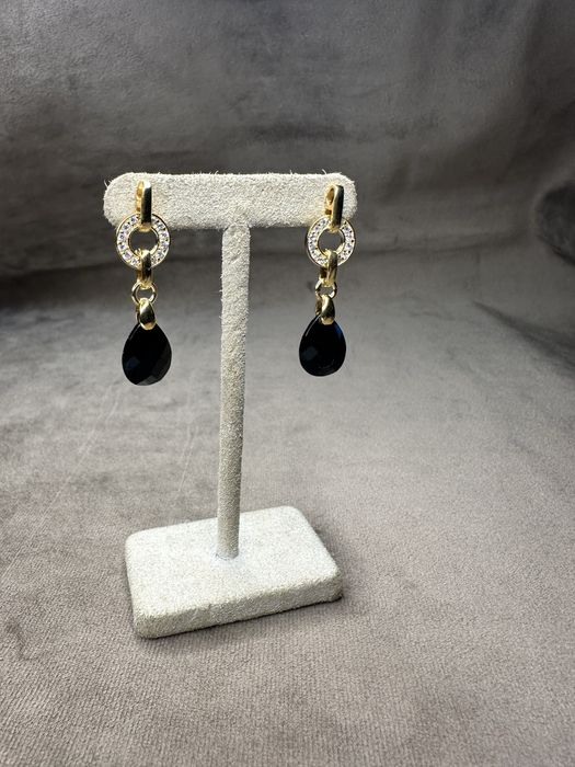 Brincos em prata dourada com zirconeas e onix