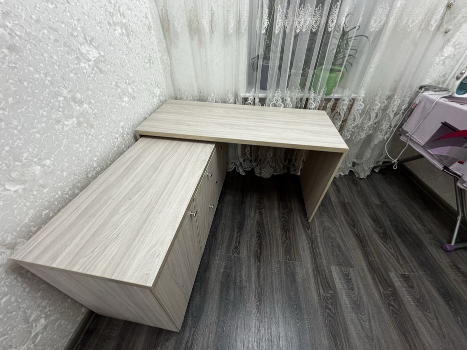 Меблі (стіл та тумба)