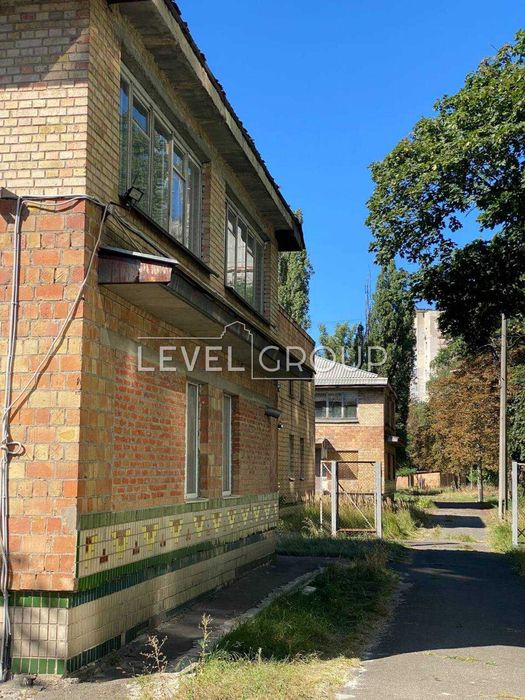 Продаж окремої будівлі на великій земельній ділянці на Старій Дарниці