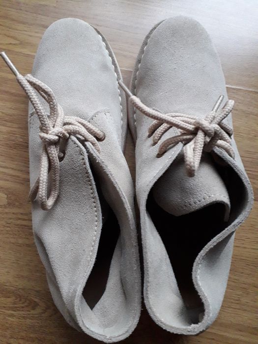Obuwie letnie zamszowe.