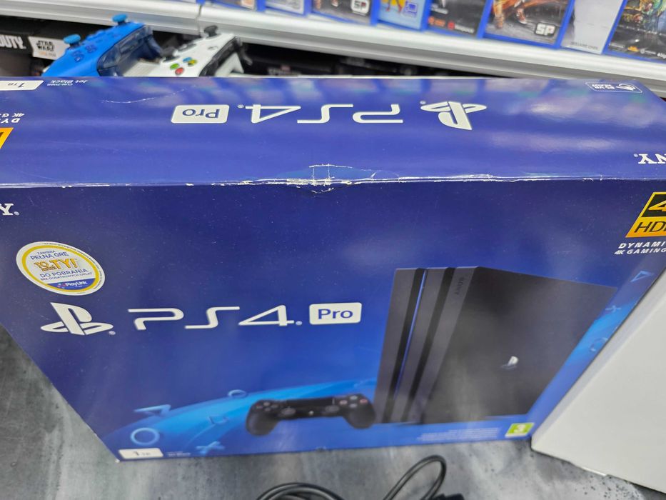 STAN KOLEKCJONERSKI Konsola PS4 Playstation 4 PRO 1TB fabryczny zestaw