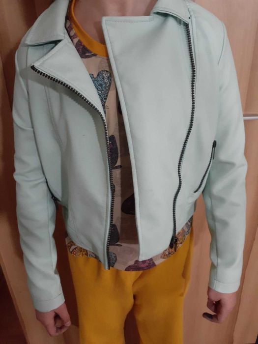 Продам новую курточку кожзам SinSay  на девочку 8-10 лет