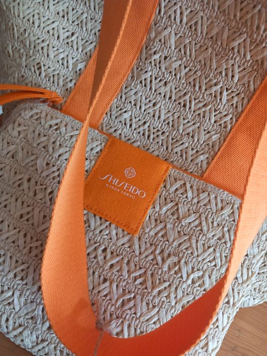 Koszyczek plażowy z kosmetyczką Shiseido.