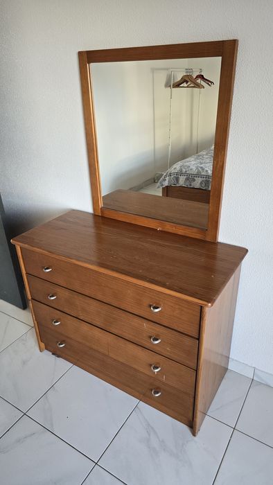 Duas cómodas com espelhos