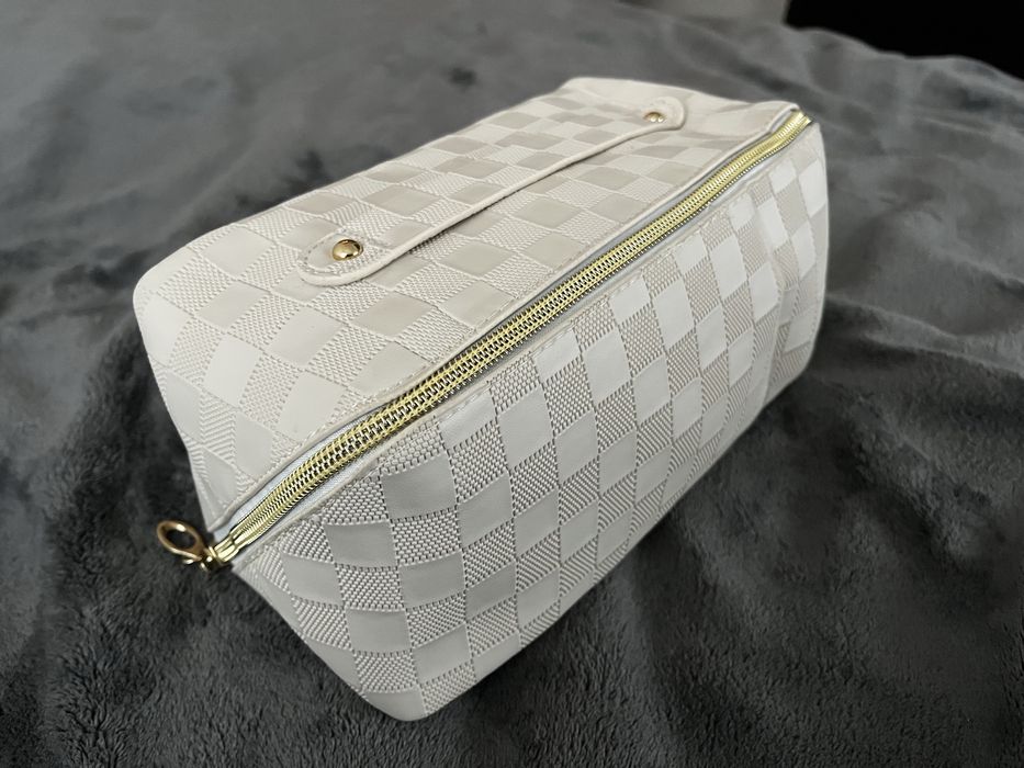 косметичка бежевого кольору