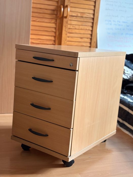 Meble biurowe jak na zdjęciu