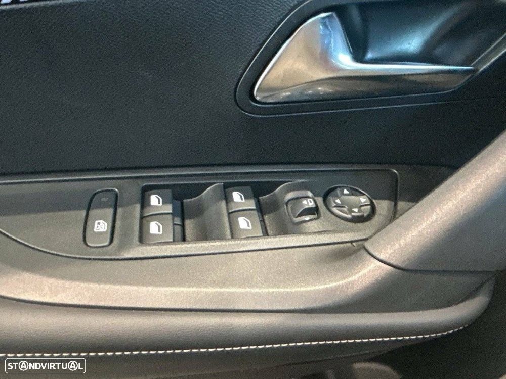 Peugeot 2008 1.2 Hybrid Allure e-DCS6 - 25