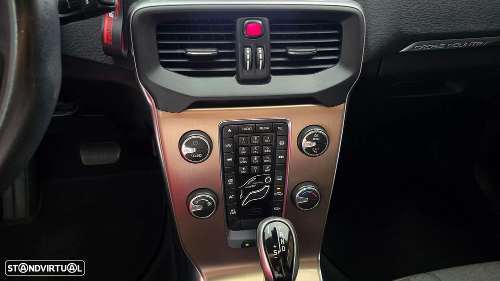 Volvo V40 2.0 D2 Momentum Geartronic — fotografia 43
