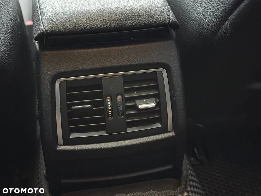BMW Seria 3 330i xDrive Advantage - 11