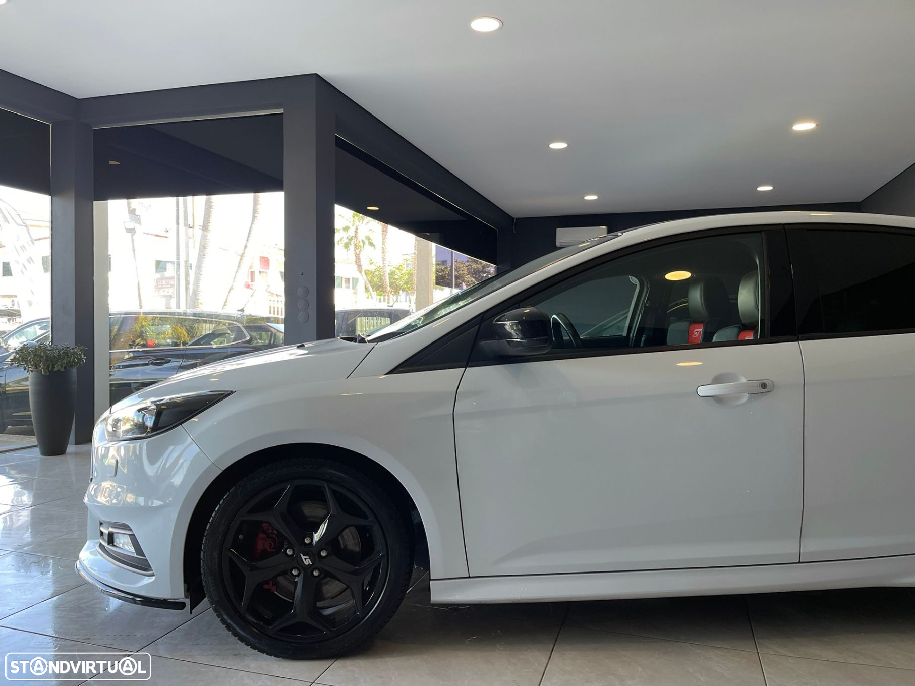 Ford Focus 2.0i ST-2 - 13