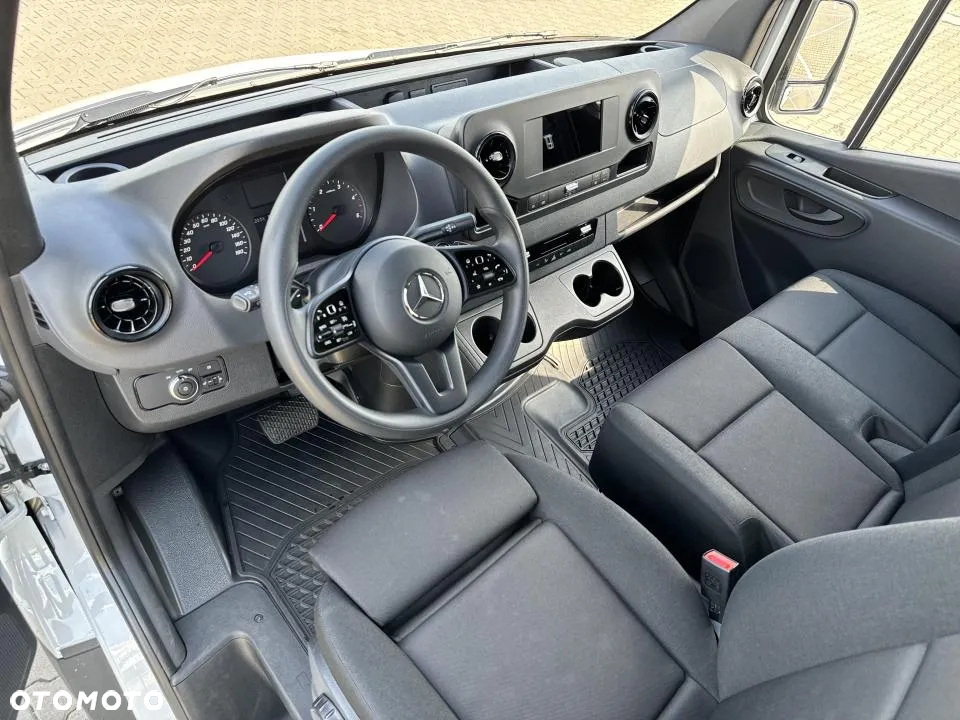 Mercedes-Benz Sprinter - 13