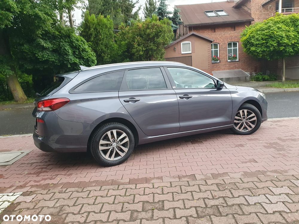Hyundai i30 blue Kombi 1.4 YES Silver - 35