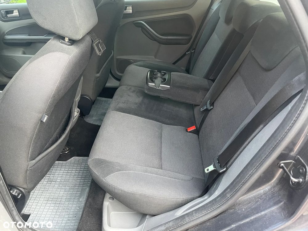 Ford Focus Ghia - 12