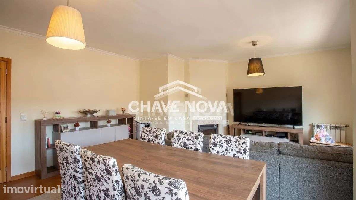 Apartamento T2, em Pedroso, com duas varandas, garagem e arrumos - Grande imagem: 4/48
