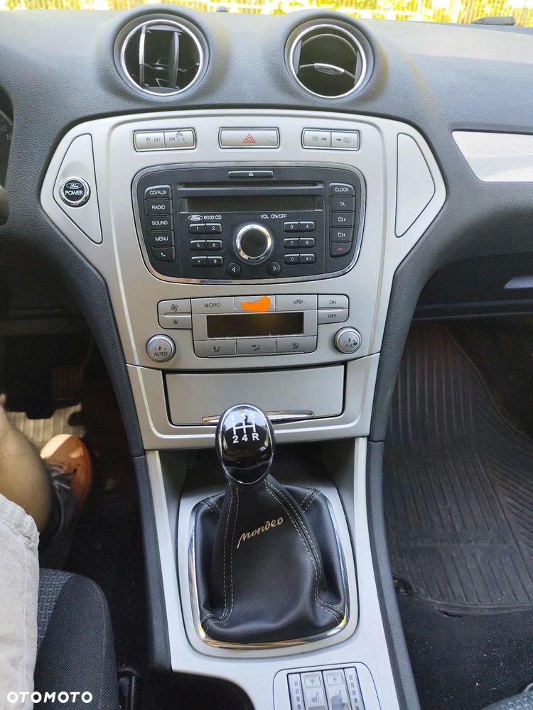 Ford Mondeo 2.0 Ghia - 11