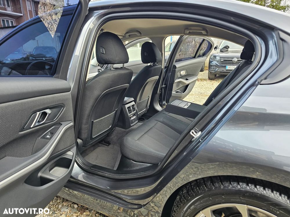 BMW Seria 3 320d Aut. M Sport - 24