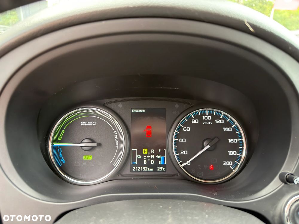 Mitsubishi Outlander Instyle NAVI + - 36