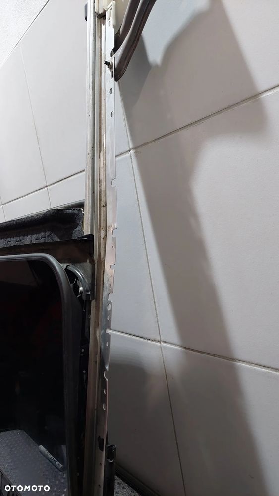 Szyberdach z silniczkiem Nissan Navara R 2017 (uszkodzona jedna szyna) - 2