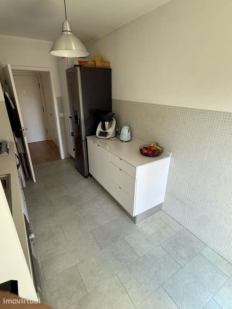Apartamento T2, luminoso, com 95 m², garagem em Entrecampos - Grande imagem: 5/17