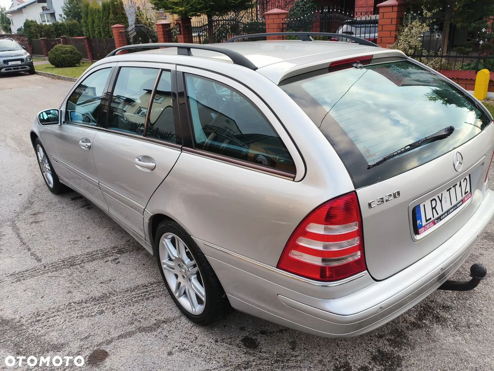Mercedes-Benz Klasa C 320 4Matic Avantgarde Sport Edition - 32